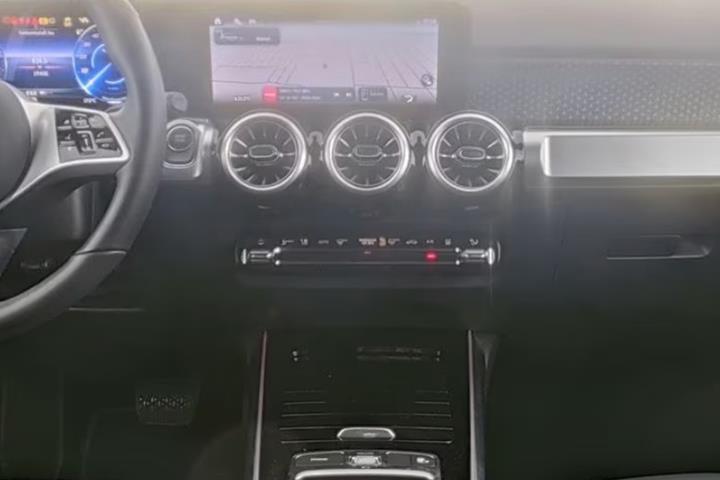 Grå Mercedes EQB250+ fra 2025