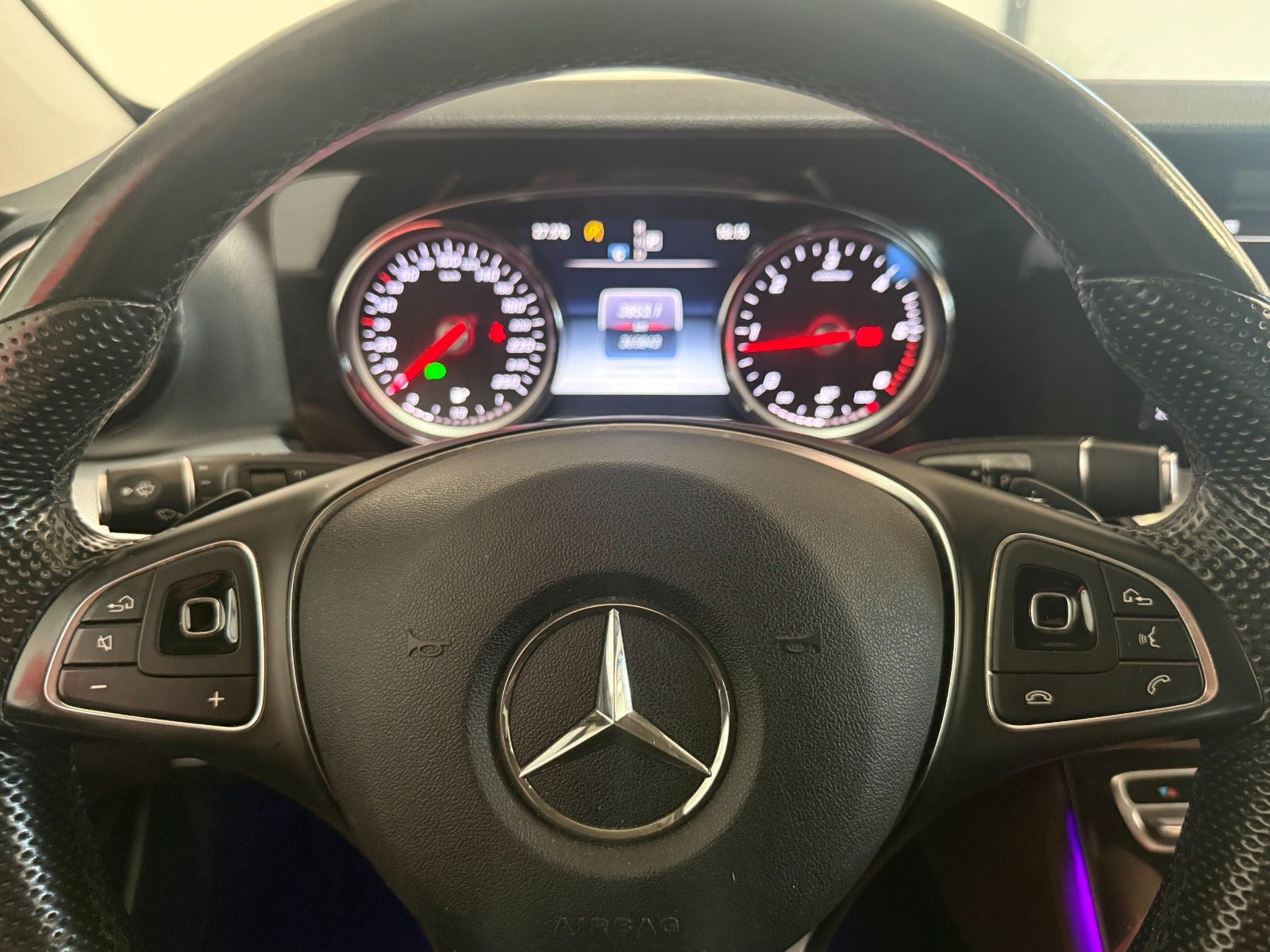 Sort Mercedes E220 d fra 2016