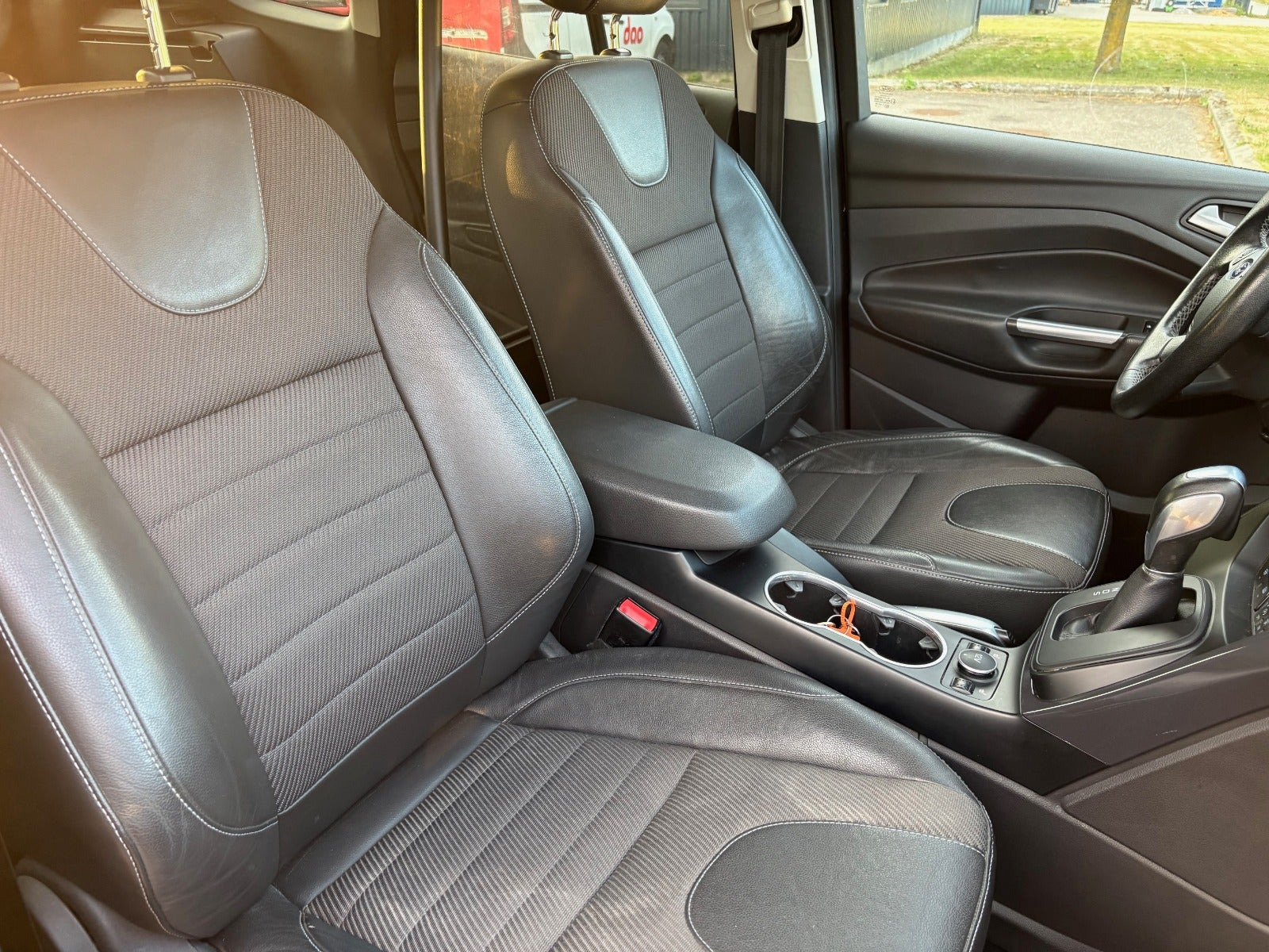 Sort Ford Kuga fra 2017