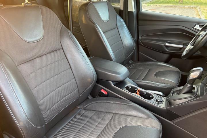 Sort Ford Kuga fra 2017