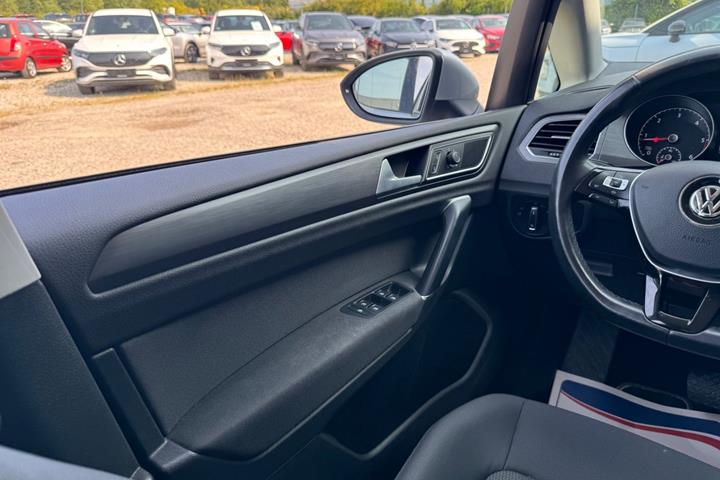 Sølv VW Golf Sportsvan fra 2019
