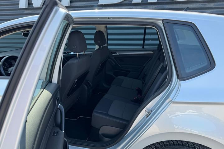 Sølv VW Golf Sportsvan fra 2019
