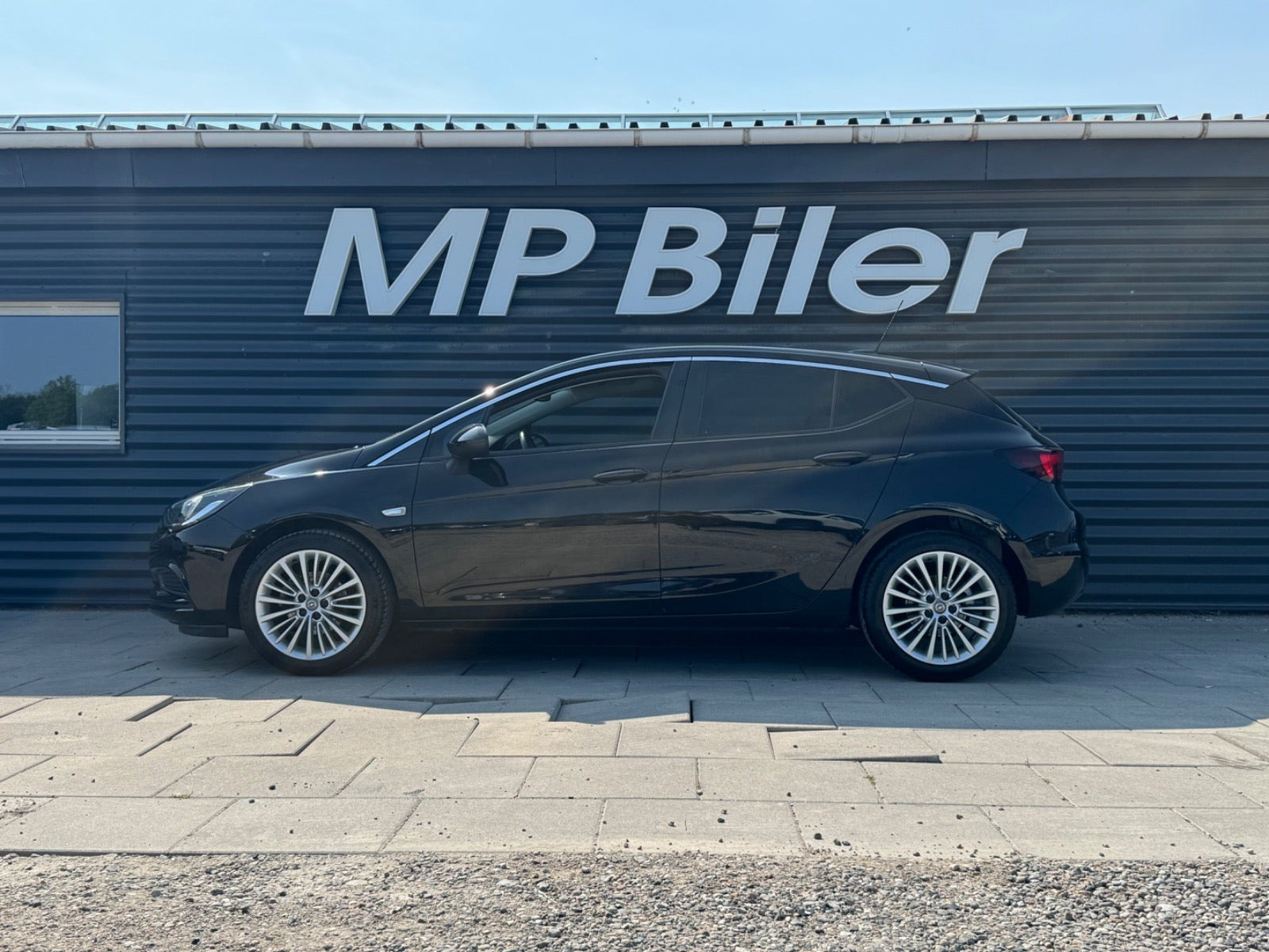 Sort Opel Astra fra 2018
