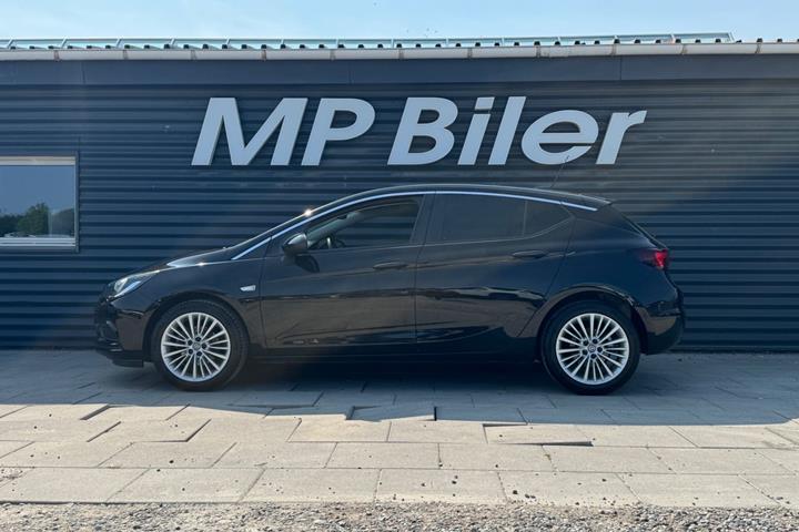 Sort Opel Astra fra 2018
