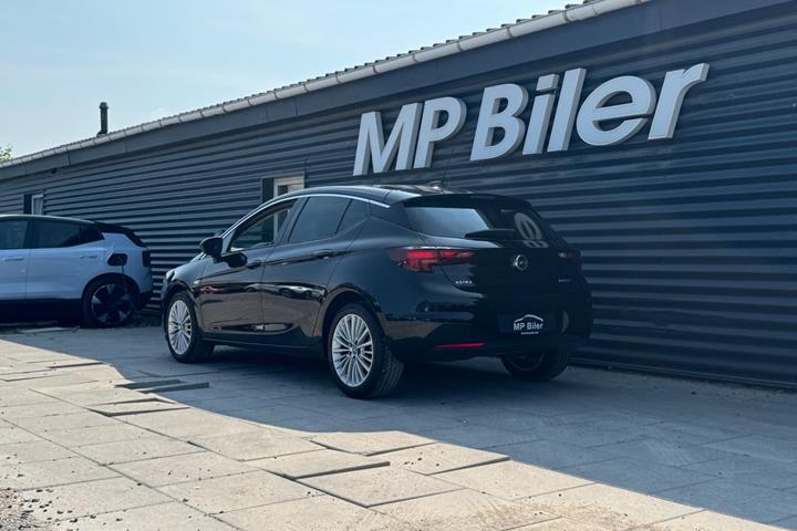 Sort Opel Astra fra 2018
