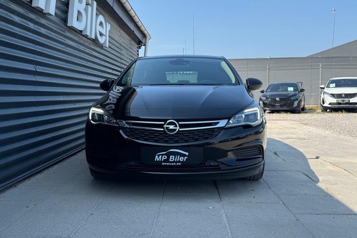 Sort Opel Astra fra 2018