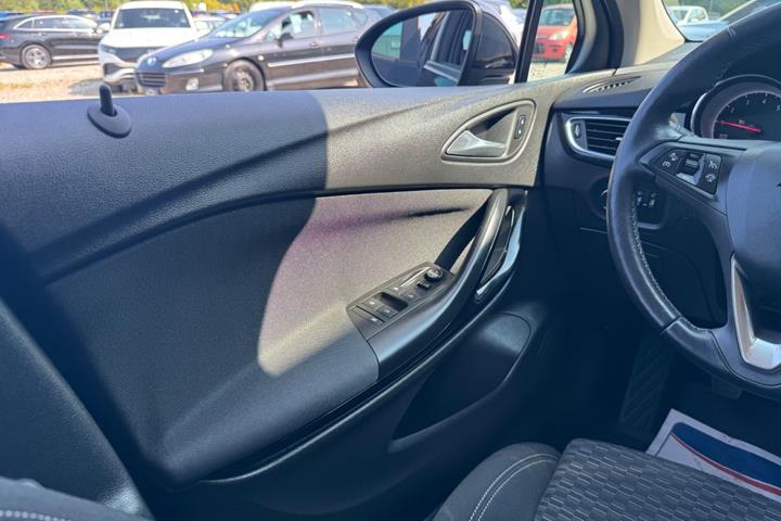 Sort Opel Astra fra 2018