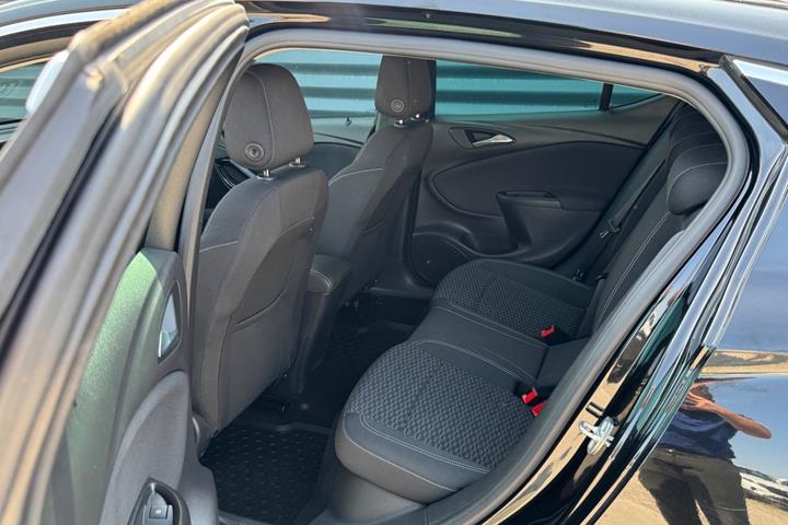 Sort Opel Astra fra 2018