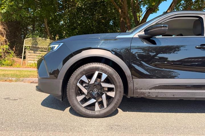 Sort Opel Mokka-e fra 2023