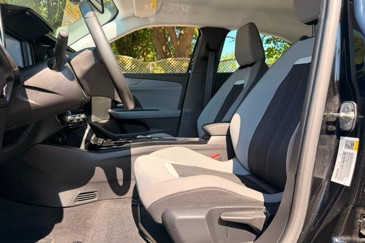 Sort Opel Mokka-e fra 2023