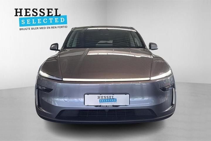 Sølv Tesla Model Y fra 2025