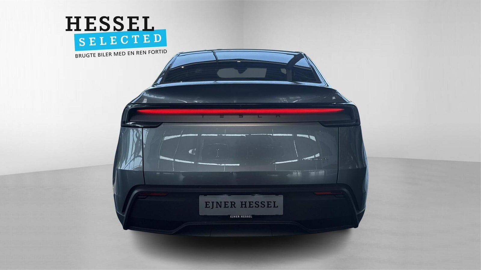 Sølv Tesla Model Y fra 2025