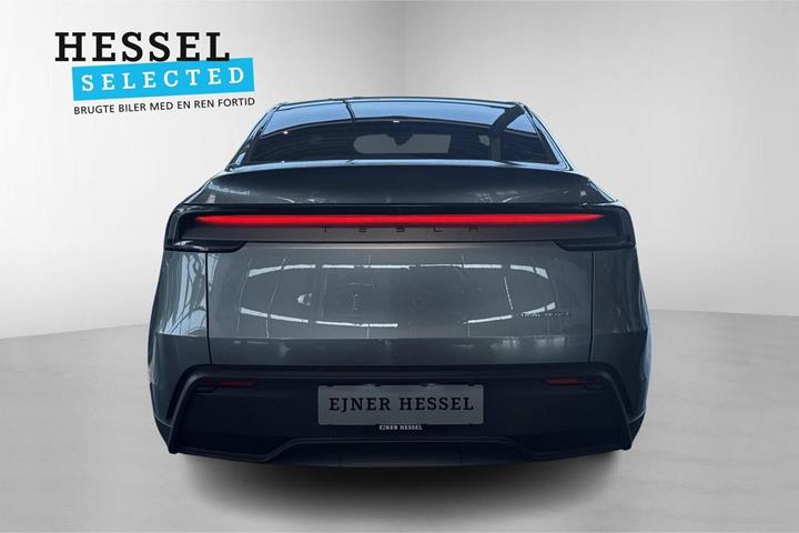 Sølv Tesla Model Y fra 2025