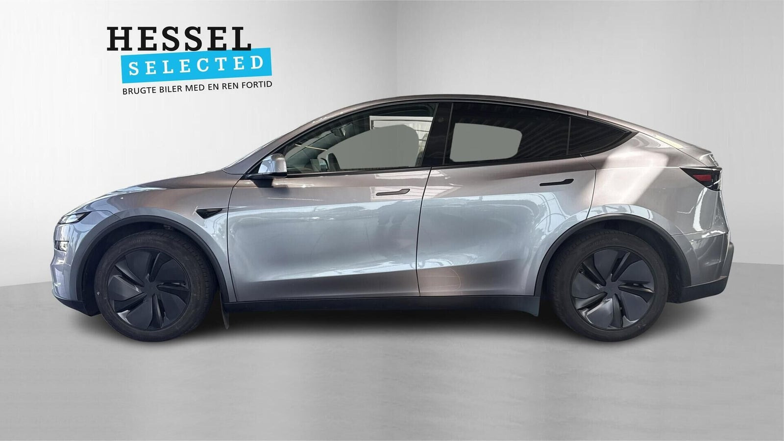 Sølv Tesla Model Y fra 2025