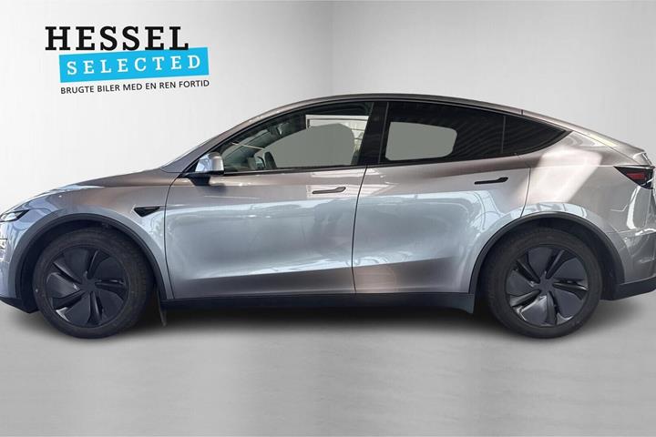 Sølv Tesla Model Y fra 2025
