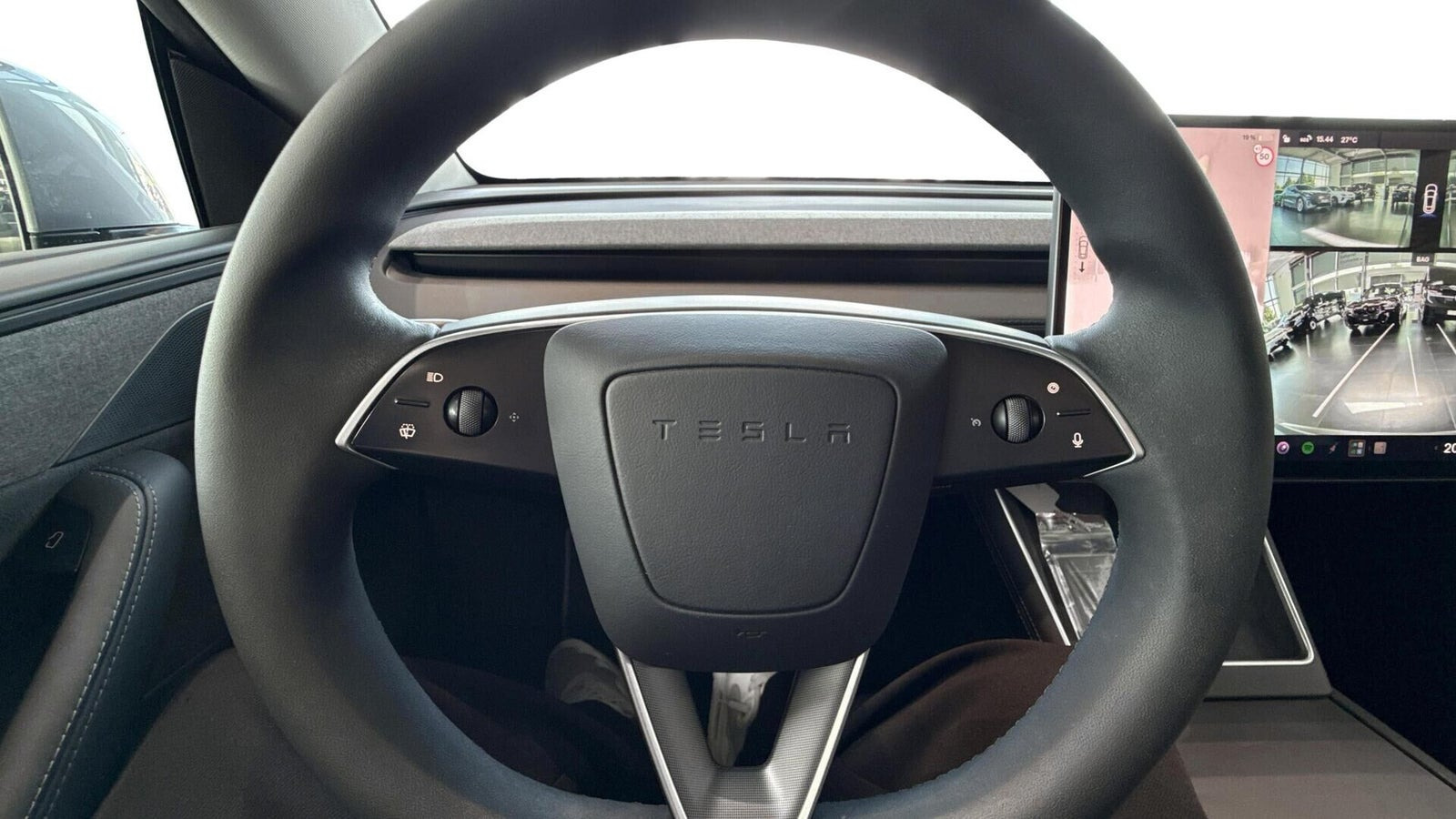 Sølv Tesla Model Y fra 2025