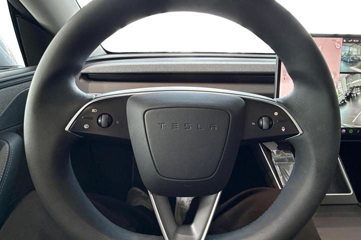 Sølv Tesla Model Y fra 2025