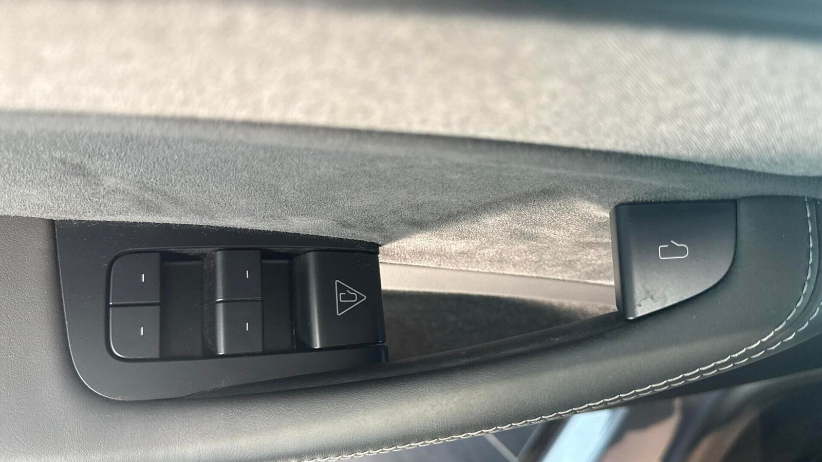 Sølv Tesla Model Y fra 2025