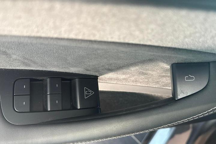 Sølv Tesla Model Y fra 2025
