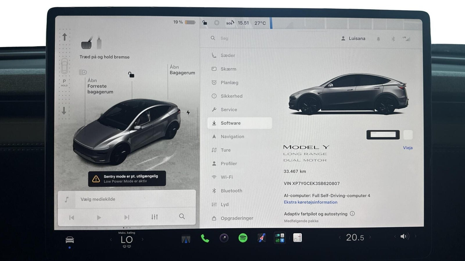 Sølv Tesla Model Y fra 2025