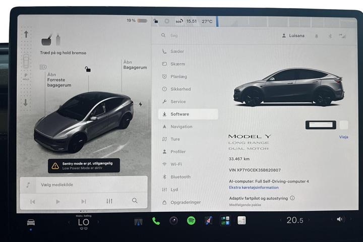 Sølv Tesla Model Y fra 2025