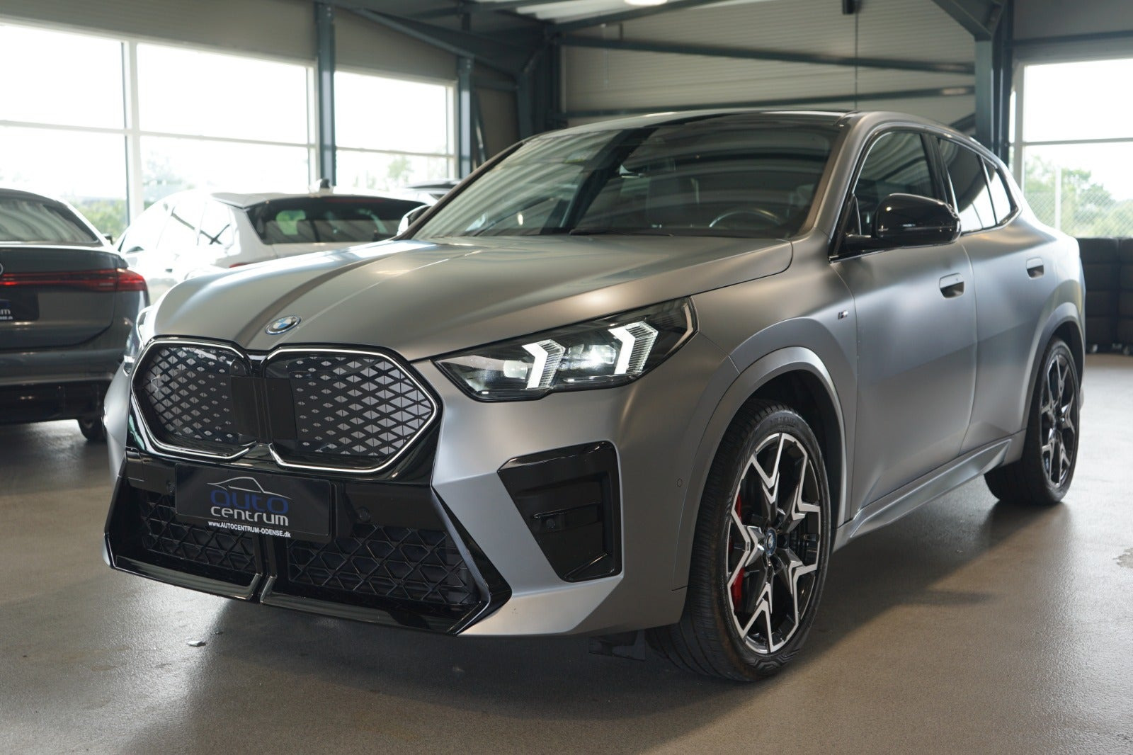 Grå BMW iX2 fra 2024