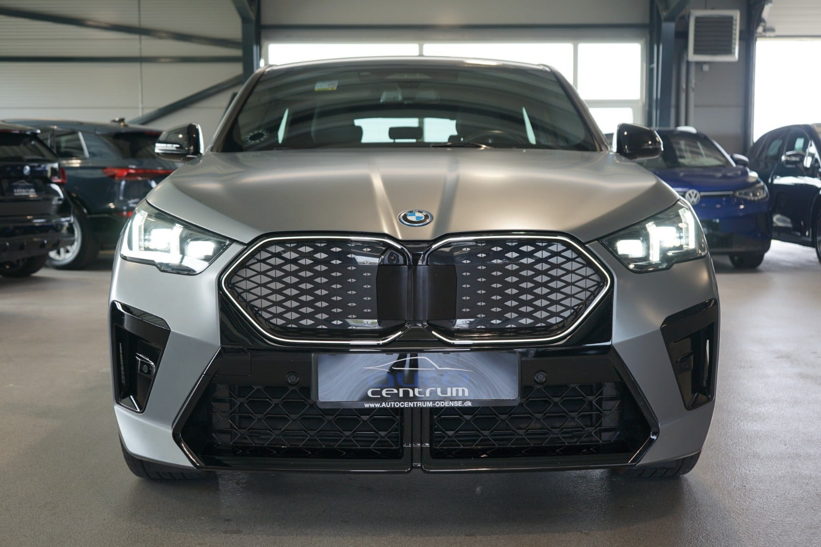 Grå BMW iX2 fra 2024
