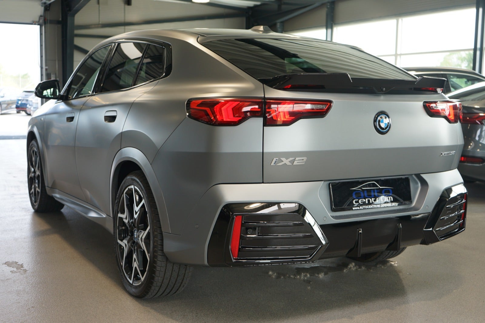 Grå BMW iX2 fra 2024