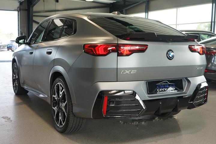 Grå BMW iX2 fra 2024