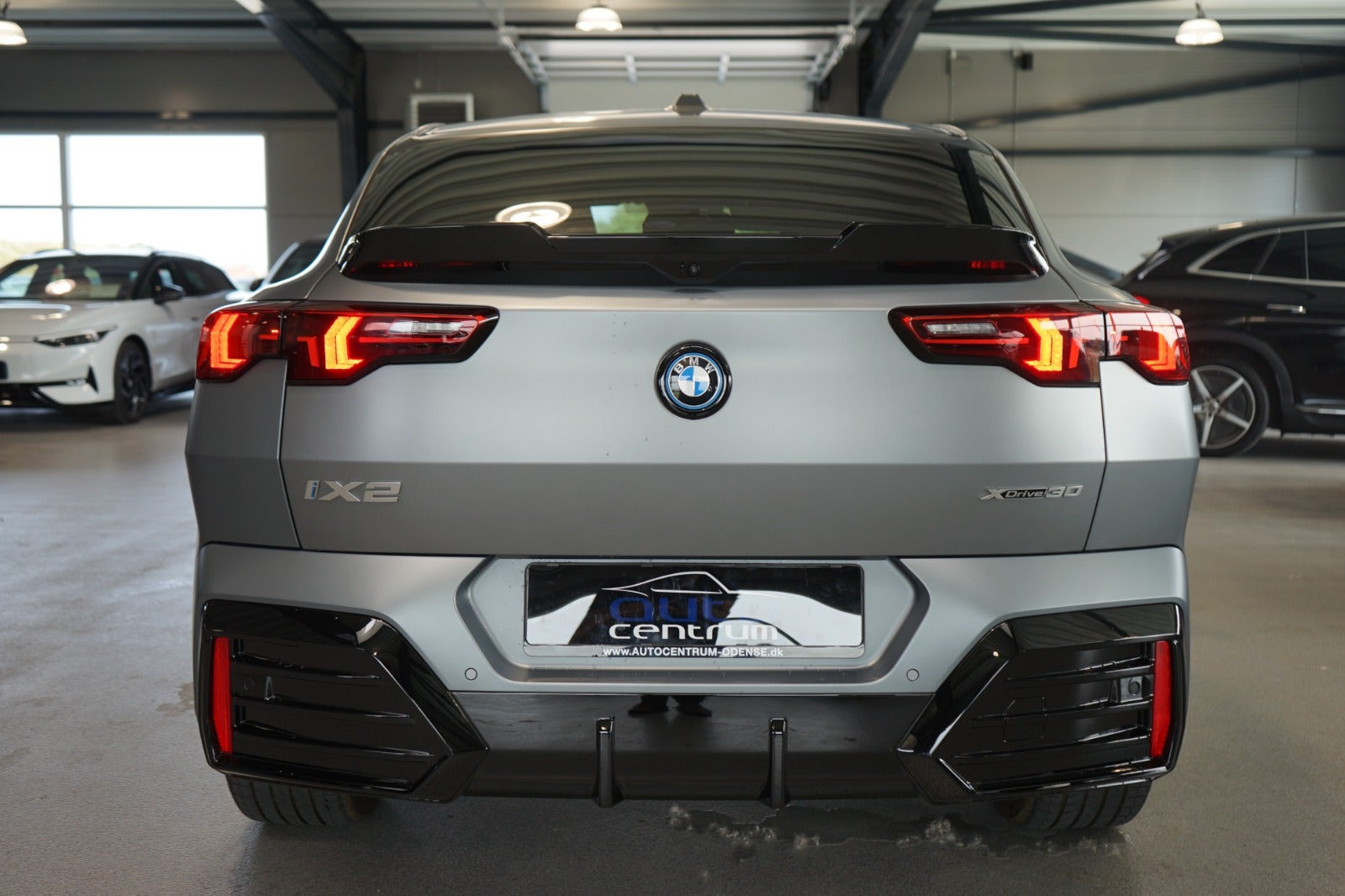 Grå BMW iX2 fra 2024
