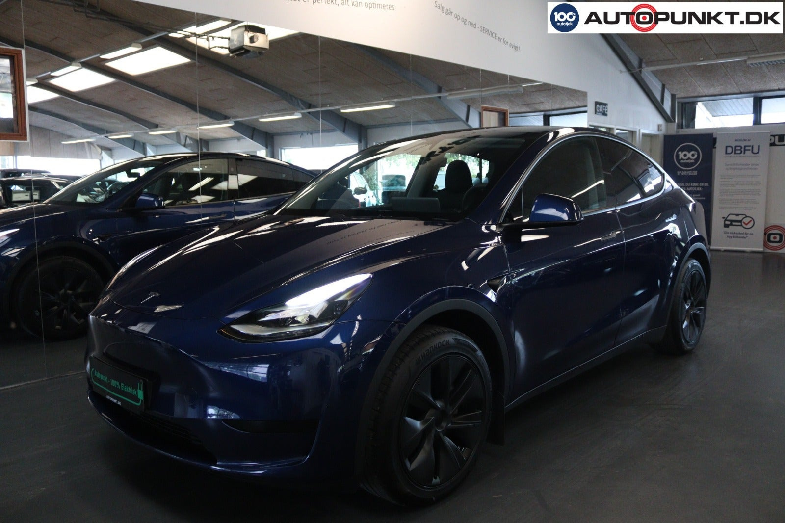 Blå Tesla Model Y fra 2024
