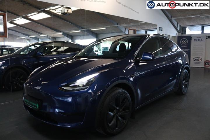 Blå Tesla Model Y fra 2024