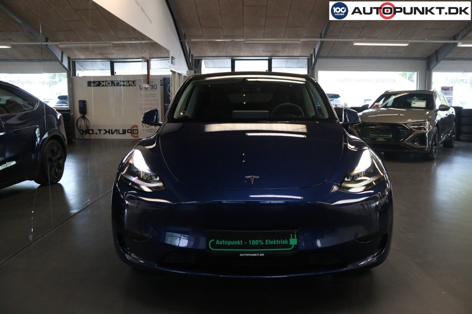 Blå Tesla Model Y fra 2024