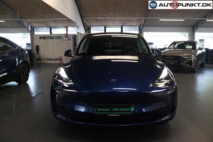 Blå Tesla Model Y fra 2024