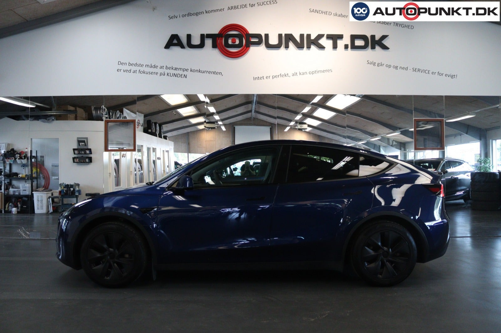 Blå Tesla Model Y fra 2024
