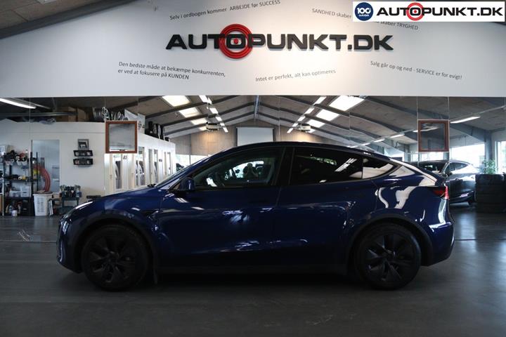 Blå Tesla Model Y fra 2024
