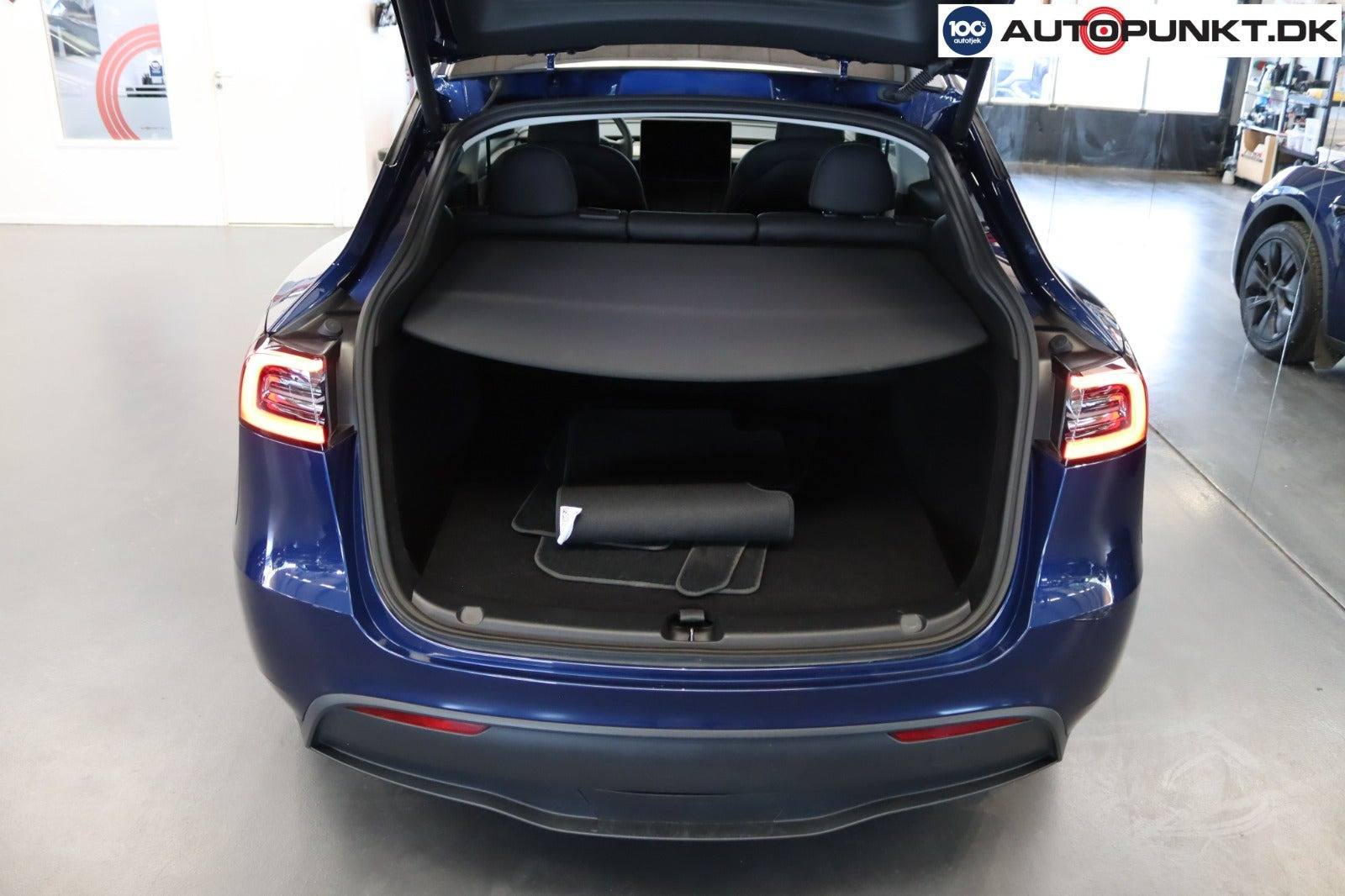 Blå Tesla Model Y fra 2024