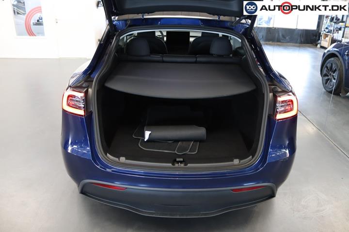 Blå Tesla Model Y fra 2024