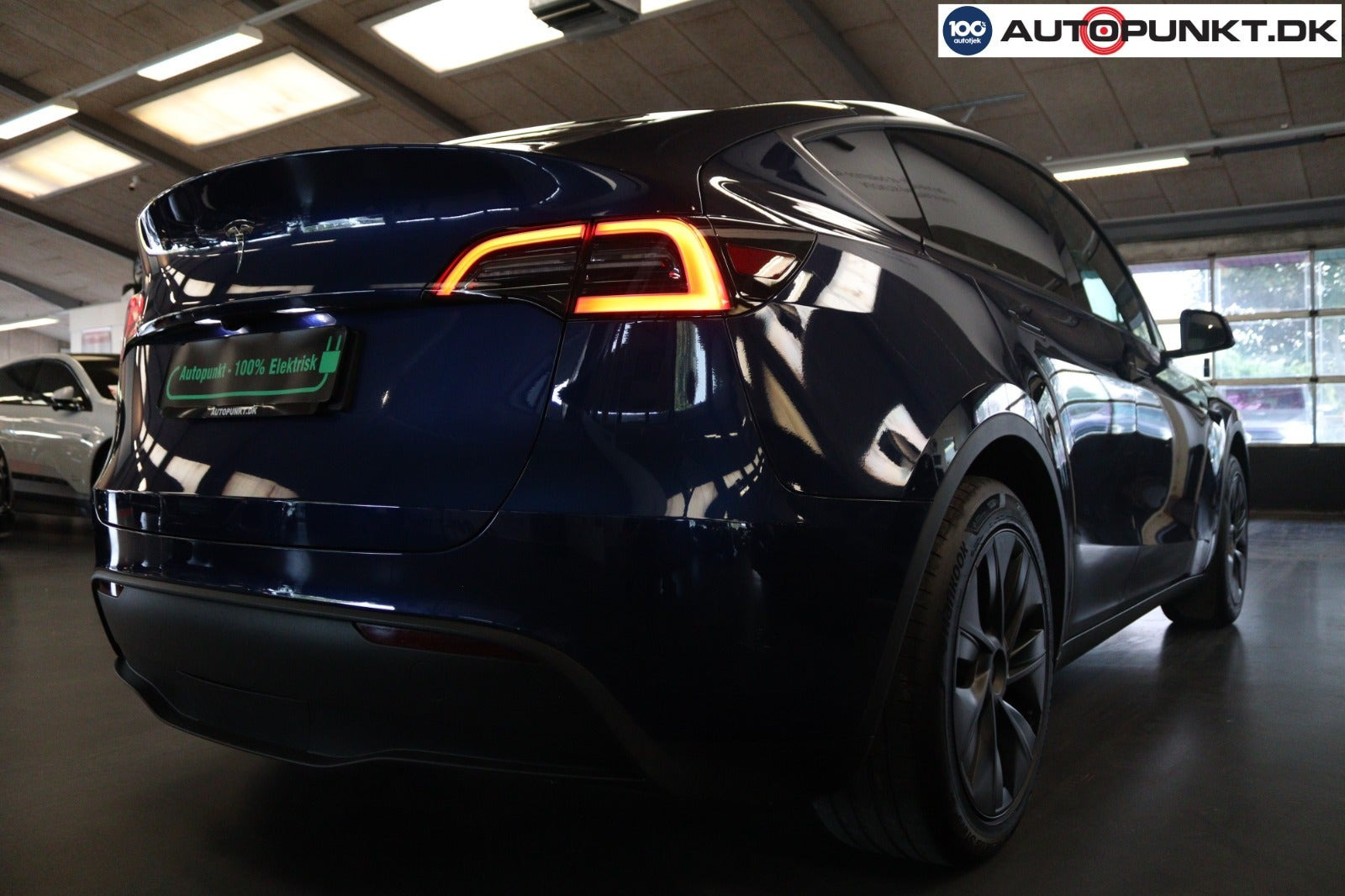 Blå Tesla Model Y fra 2024