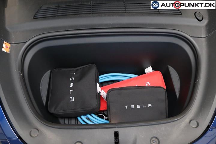 Blå Tesla Model Y fra 2024