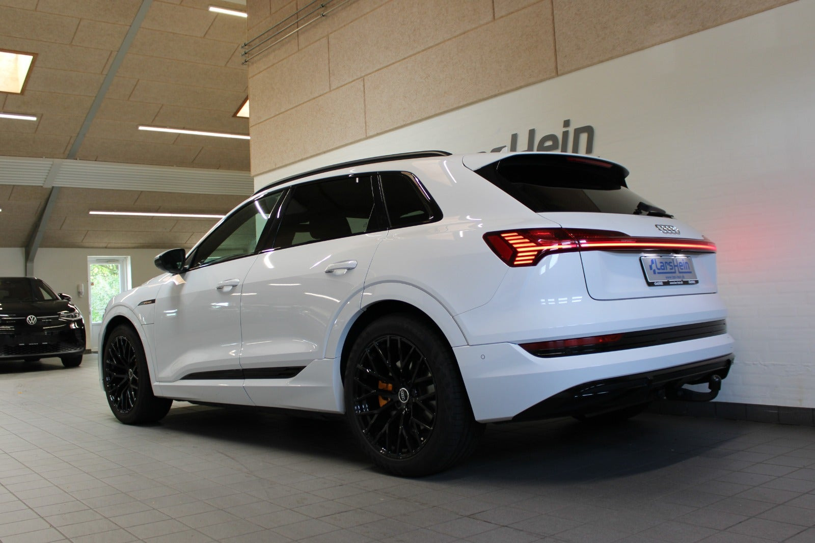 Hvid Audi e-tron fra 2020