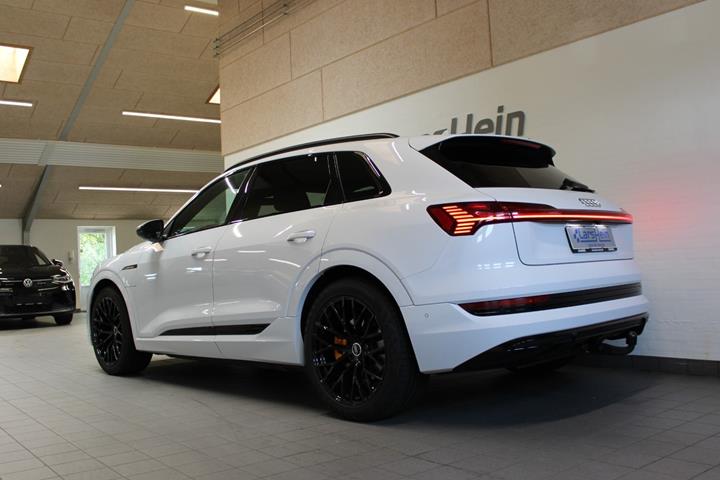 Hvid Audi e-tron fra 2020