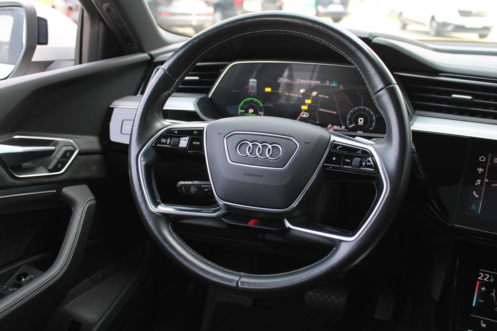 Hvid Audi e-tron fra 2020