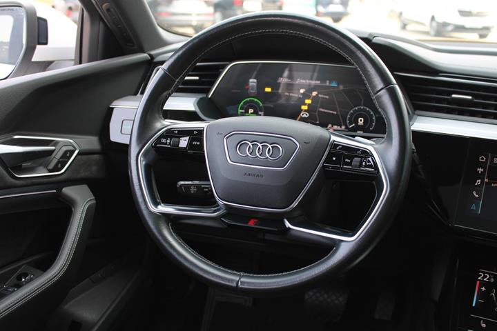Hvid Audi e-tron fra 2020