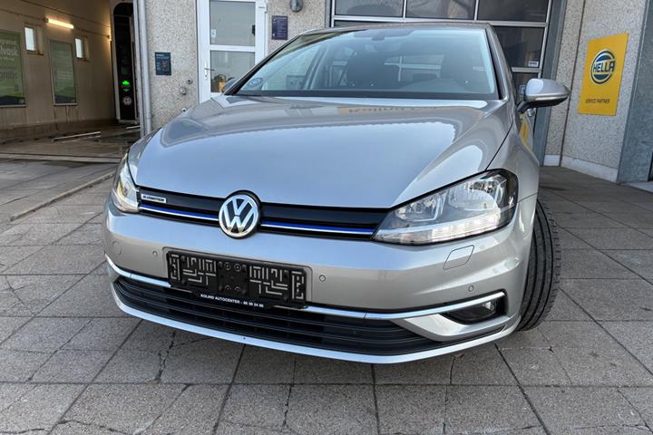 Grå VW Golf VII fra 2018