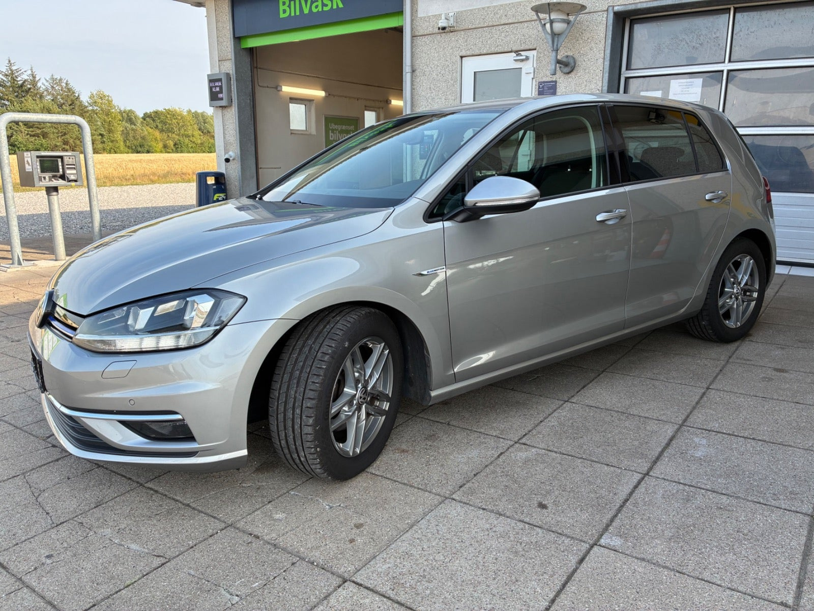 Grå VW Golf VII fra 2018
