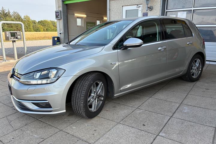 Grå VW Golf VII fra 2018