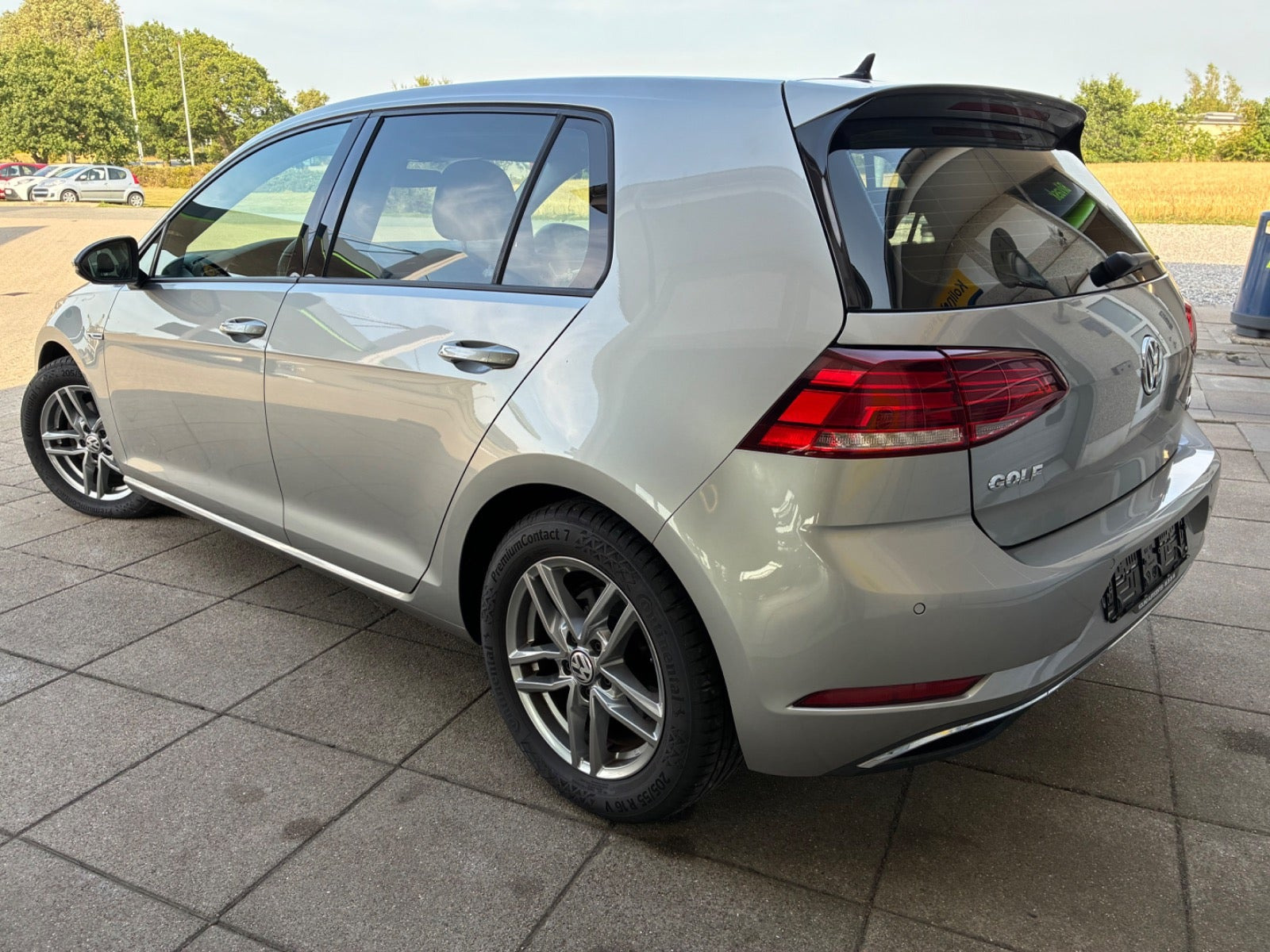 Grå VW Golf VII fra 2018