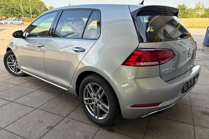 Grå VW Golf VII fra 2018