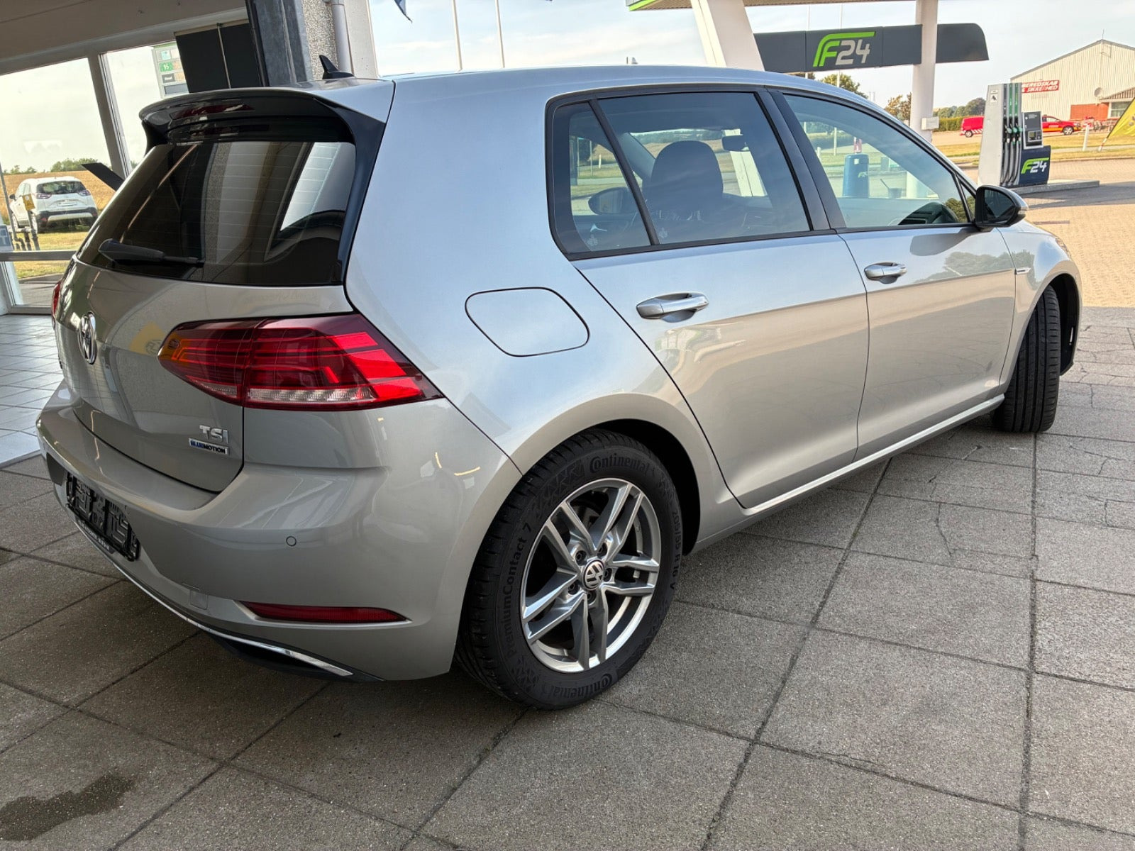 Grå VW Golf VII fra 2018